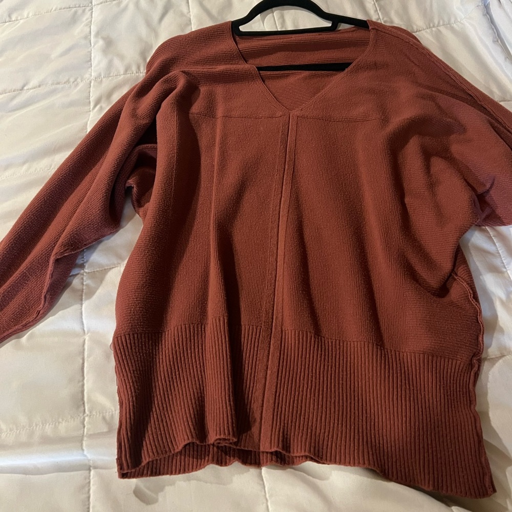 Womens vneck sweater 🟣